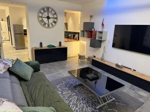 PitchMoon Bel Appartement 85 m2, grande terrasse extérieure - 4hvězdičkové hotely ve městě Grasse