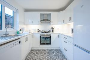 Walk to City Centre Townhouse, Garden and Parking by StayByNumbers