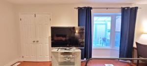 Mainfloor Spacious Cozy Room near Pacific Mall