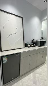 استوديو أنيق مع سطح خاص بحي الملقا