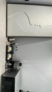 استوديو أنيق مع سطح خاص بحي الملقا