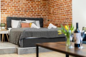 Yellow Window Apartment