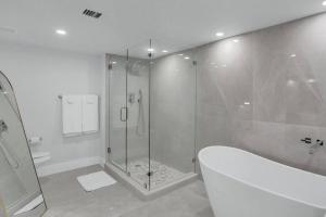 Shades of Miami Sky Penthouse! Newly Renovated