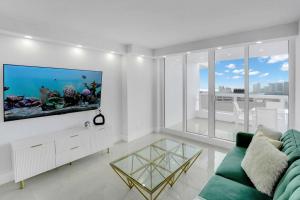 Shades of Miami Sky Penthouse! Newly Renovated