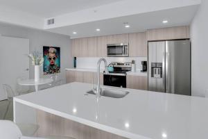 Shades of Miami Sky Penthouse! Newly Renovated