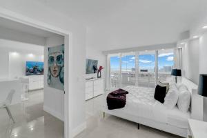 Shades of Miami Sky Penthouse! Newly Renovated