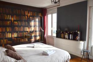 Spacieux - LITERIE HAUT DE GAMME - Billard - Fléchette -TV 65" - Netflix - Amazon Prime- LIT KING SIZE - 4 chambres - Jeux enfants - Terrasse - Barbecue - Géré par Presta-ZenServices- Chez Aline