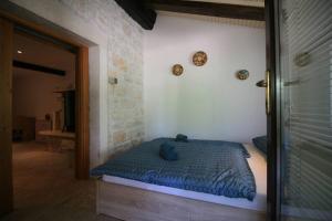 Apartment in stone Villa for two with a shared pool 