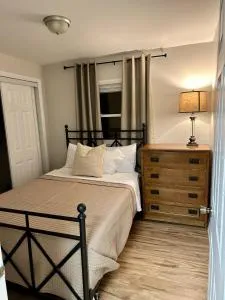 Charming and Convenient 2br 1ba apt - fully furnished and equipped - fast Internet - Stickney