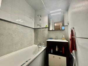Sète: 2 pièces à 200m plage, parking & loggia - FR-1-338-11