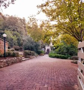 Two-Acres Italian villa creek setting - 3 bedroom - Stirling