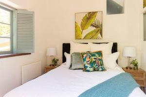 Two-Acres Italian villa creek setting - 3 bedroom