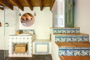 Two-Acres Italian villa creek setting - 3 bedroom