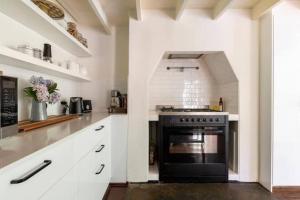 Two-Acres Italian villa creek setting - 3 bedroom