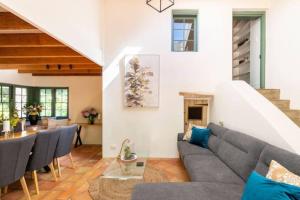 Two-Acres Italian villa creek setting - 3 bedroom