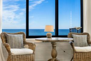 Sunbird Resort! Direct Beachfront Condo! Free Beach Chairs! by Dolce Vita Getaways PCB