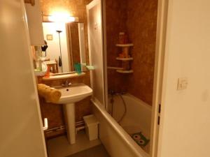 Maisons de vacances Maison cosy avec piscine, proche plage - 4 pers, animaux bienvenus! - FR-1-540-278 : photos des chambres