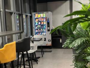 NapTapGo - Japanese Premium POD Hotel - Walk to Noida Electronic City Metro! Wifi, Lounge