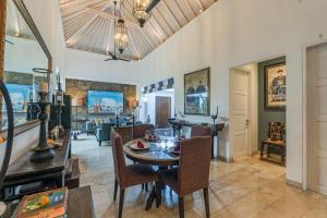 Mosan House - unique art-filled gem in perfect location a short walk from the beach or Seminyak Square including AC office for remote working