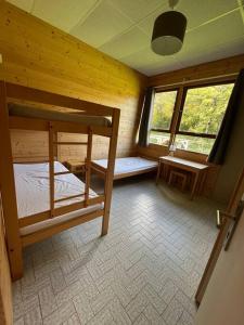 Chalets Serene Wilderness Getaway for 15 next to a historic castle : photos des chambres