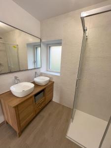 Maisons de vacances Les gites de La Pellerie - 2 piscines & spa Jacuzzi - Touraine - 3 gites - familial, calme, campagne : photos des chambres