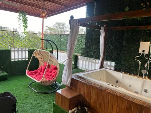 Jacuzzi Hut Staycation