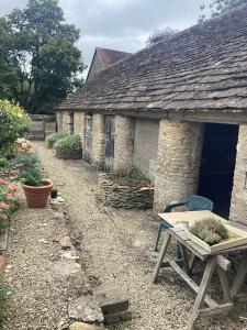 Barn End a spacious cottagein mature grounds