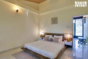 StayVistas The River Villa - Pet-Friendly Riverside Villa with Lawn & Bonfire