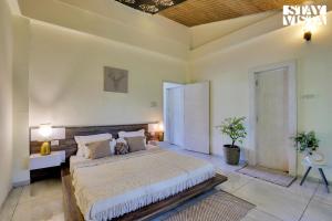 StayVistas The River Villa - Pet-Friendly Riverside Villa with Lawn & Bonfire