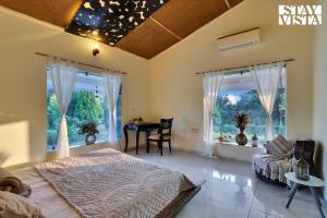 StayVistas The River Villa - Pet-Friendly Riverside Villa with Lawn & Bonfire