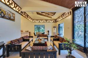 StayVistas The River Villa - Pet-Friendly Riverside Villa with Lawn & Bonfire