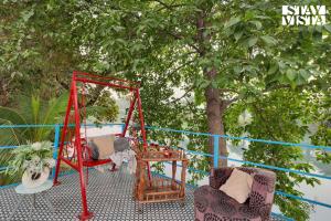 StayVistas The River Villa - Pet-Friendly Riverside Villa with Lawn & Bonfire