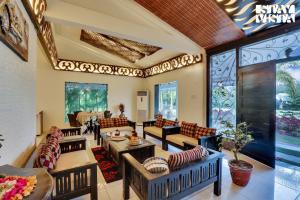 StayVistas The River Villa - Pet-Friendly Riverside Villa with Lawn & Bonfire