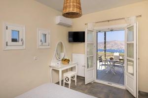 Stelios-Korina Villa with Pool and Stunning View in Syros Posidonia