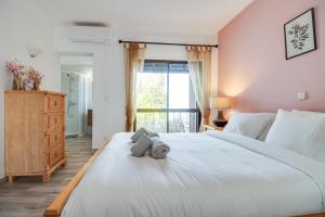 Welcoming Oasis 500m Beach AC Wi-Fi Pool Balcony