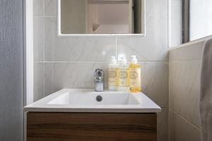 Welcoming Oasis 500m Beach AC Wi-Fi Pool Balcony