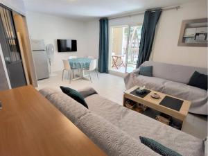 T2 climatisé avec coin nuit, parking, piscine et tennis - 200m plages et commerces - FR-1-316-154