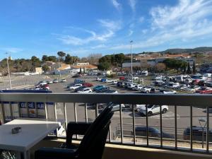 Charmant T1 à 5 min des Thermes, 2*, balcon, cuisine équipée, proche commerces - FR-1-553-179