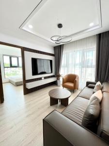 Căn Hộ 3 Phòng Ngủ (Three-Bedroom Apartment)