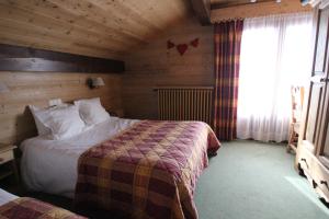 Hotels Hotel La Cremaillere : Chambre Triple – Vue sur Montagne