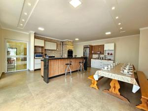 Casa 2 suítes e 2 quartos, piscina e churrasqueira