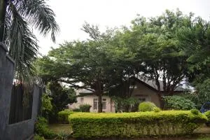 Spacious 5-Bedroom House with 3 Rooms Available for Your Stay - Kibagabaga