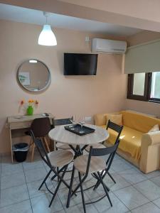 Ninis House 1 - 100m from beach NIDRI TOWN CENTER