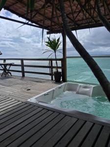 Pousada Marambaia Café - Praiana, econômica, Com café da manhã, piscina e hidromassagem ao ar livre - Frente para o mar