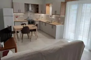 Sweet Home - Iliopoulaíika