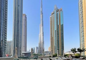 Lux 1 BD Apartment, 2 Min walk to Dubai Mall & Burj Khalifa - Act One Tower
