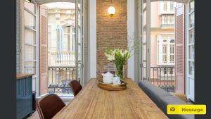 Glamorous Niño de Guevara on The City Center