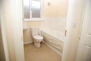 8 Guests - 4 Bedrooms - Parking - Garden