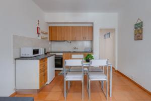 VILA MAGNA - Apart renovado para 4 com piscina e Ar condicionado