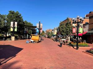 Beautiful Pearl Street Condo--30 day minimum stay